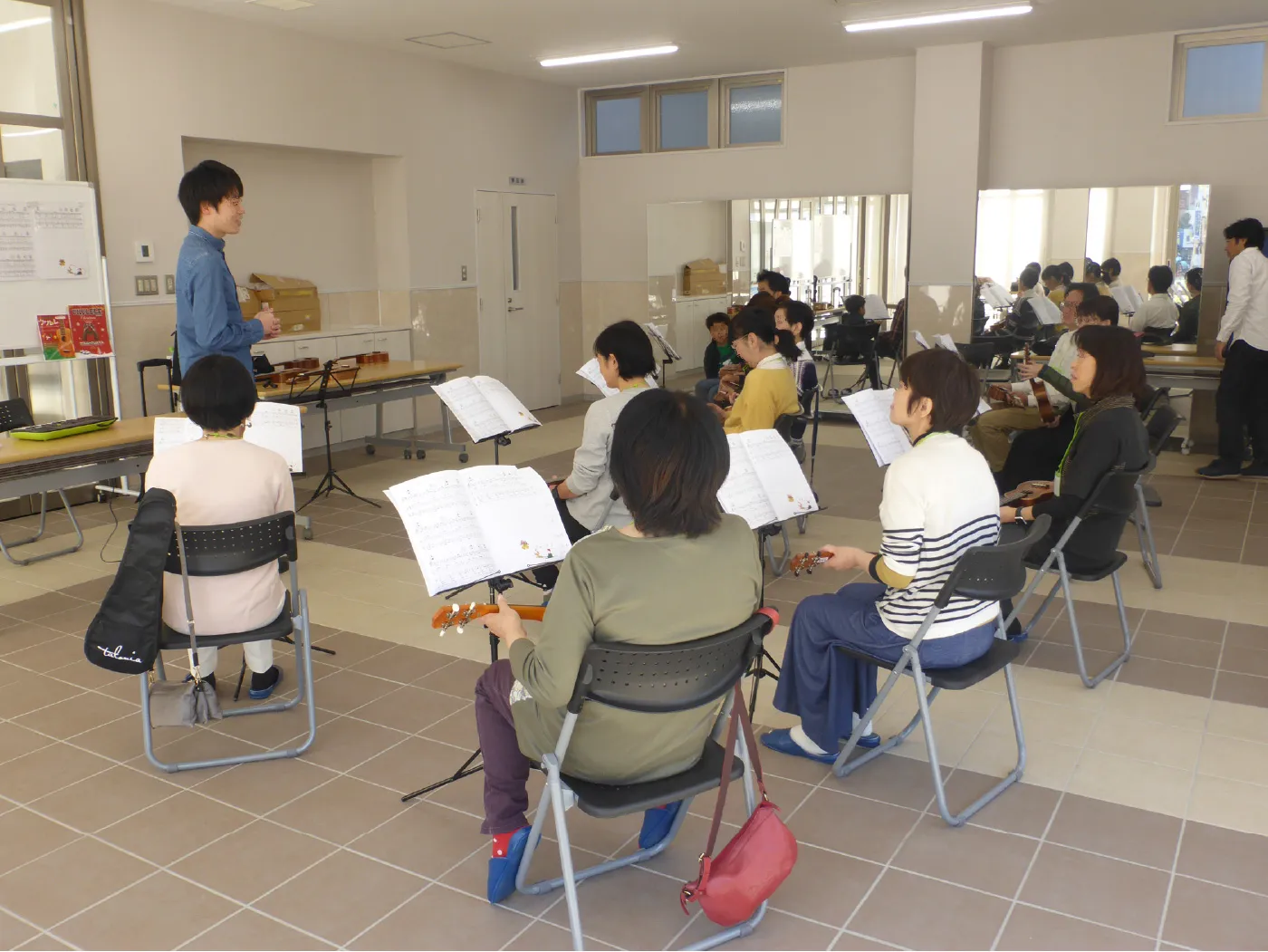 年齢や楽器経験に関係なく楽しめるウクレレ教室
