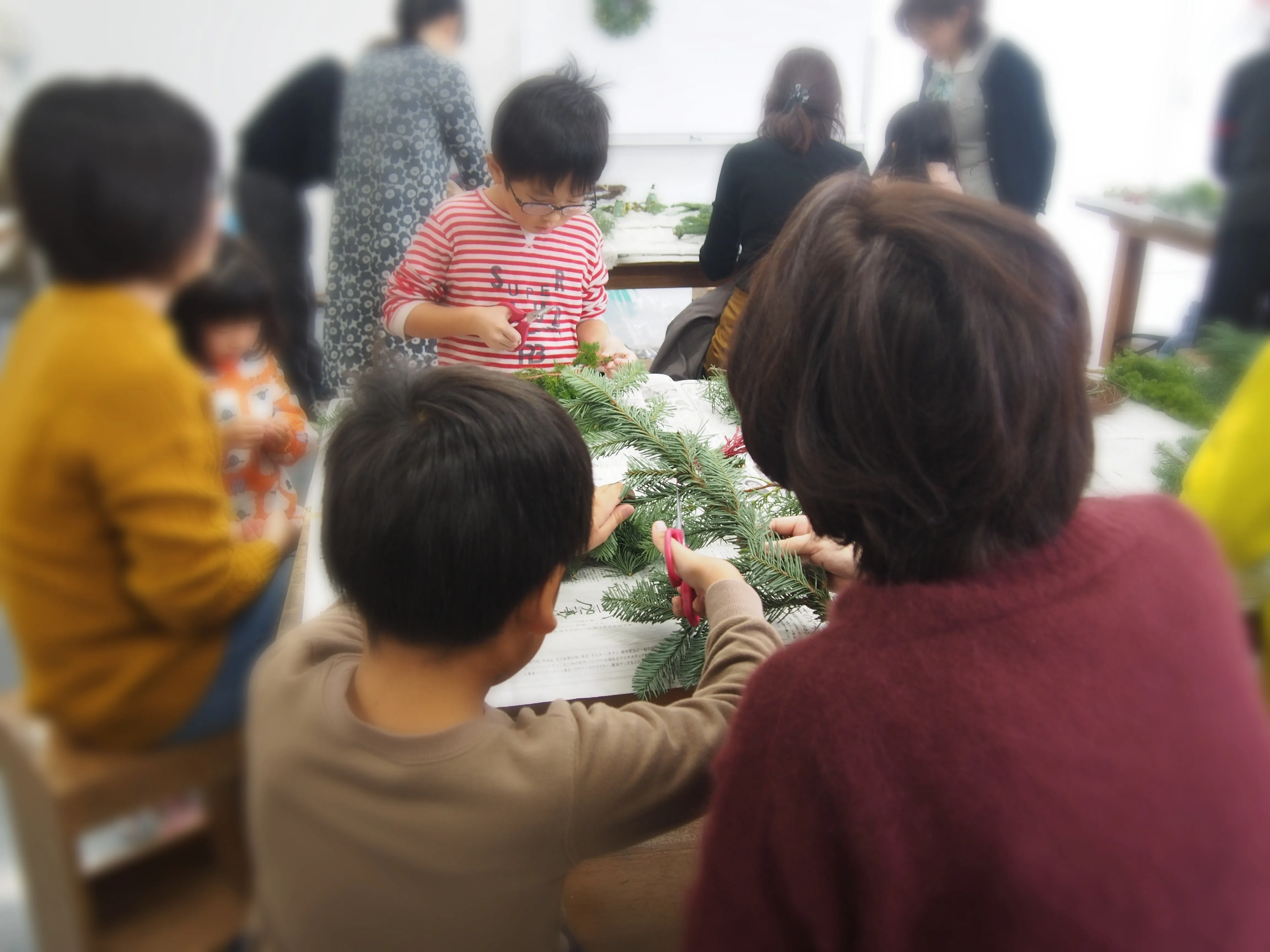 生のモミを使ったクリスマスリース作り