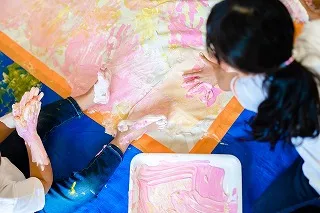 青空の下で思いっきり！フィンガーペイント