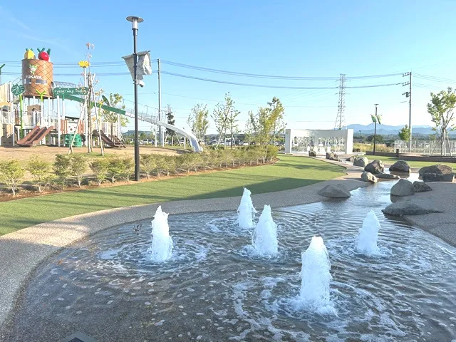 じゃぶじゃぶ池周りの人工芝化